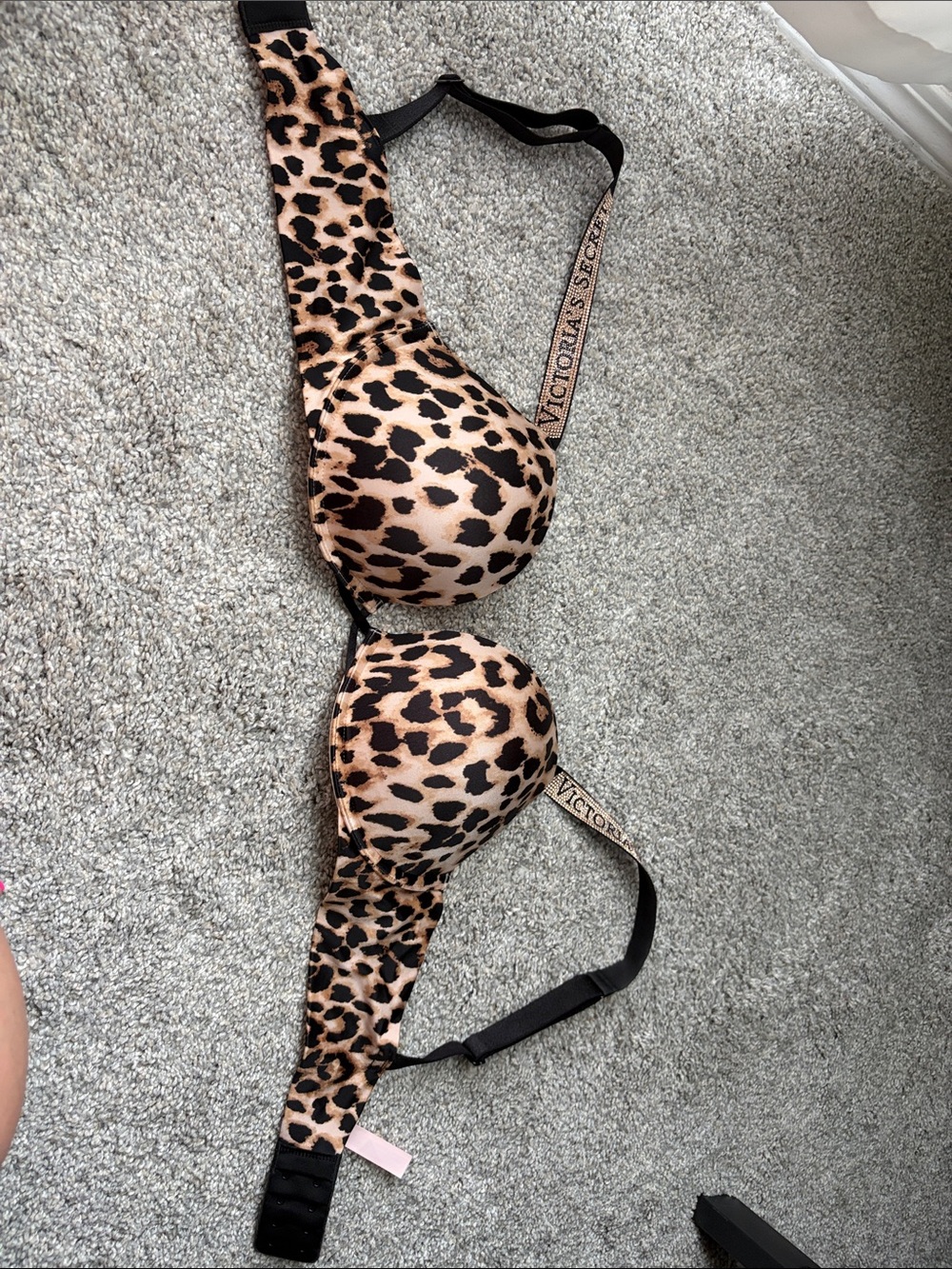 Victoria's Secret body by Victoria and very sexy bras - Picture 3 of 12